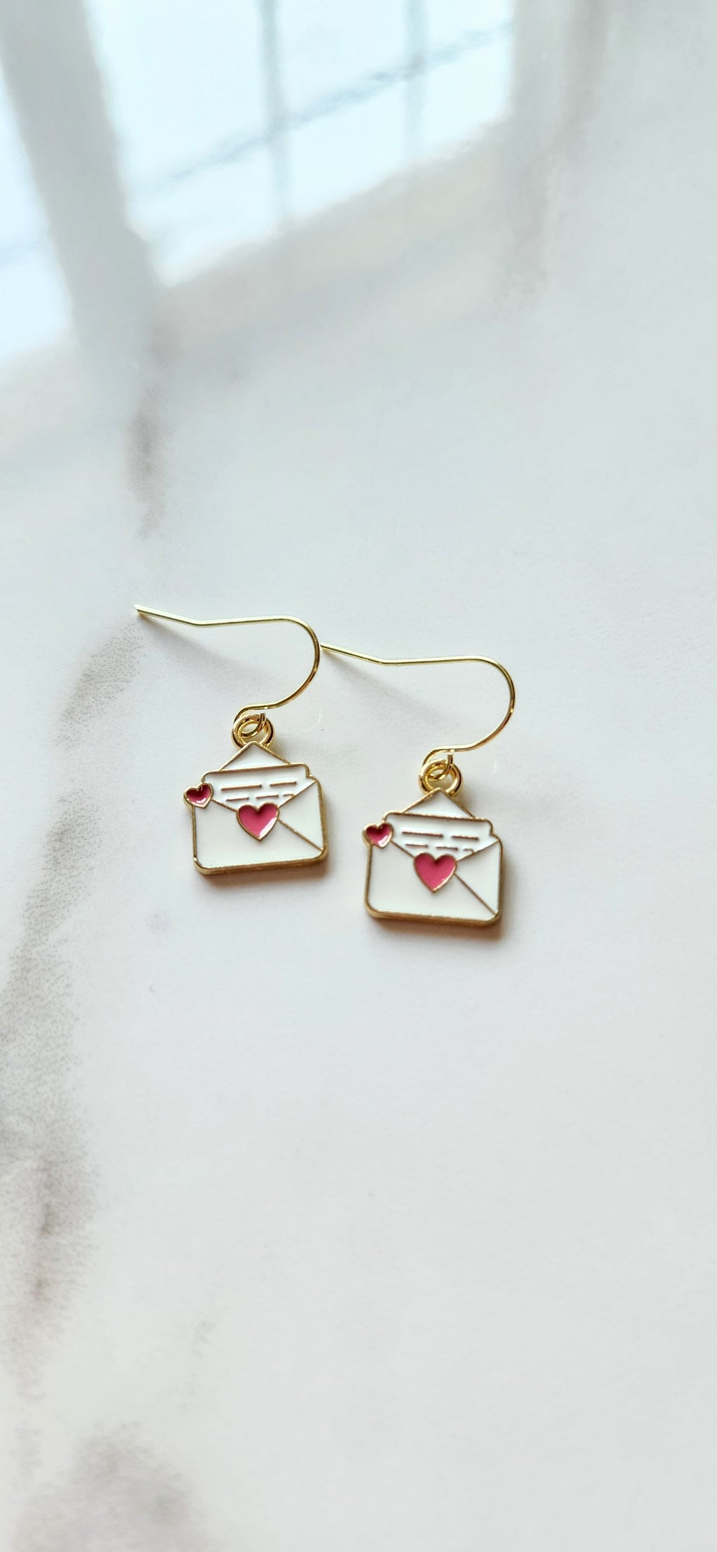 💌 Aretes “Carta de Amor” – Ternura, Mensaje y Conexión