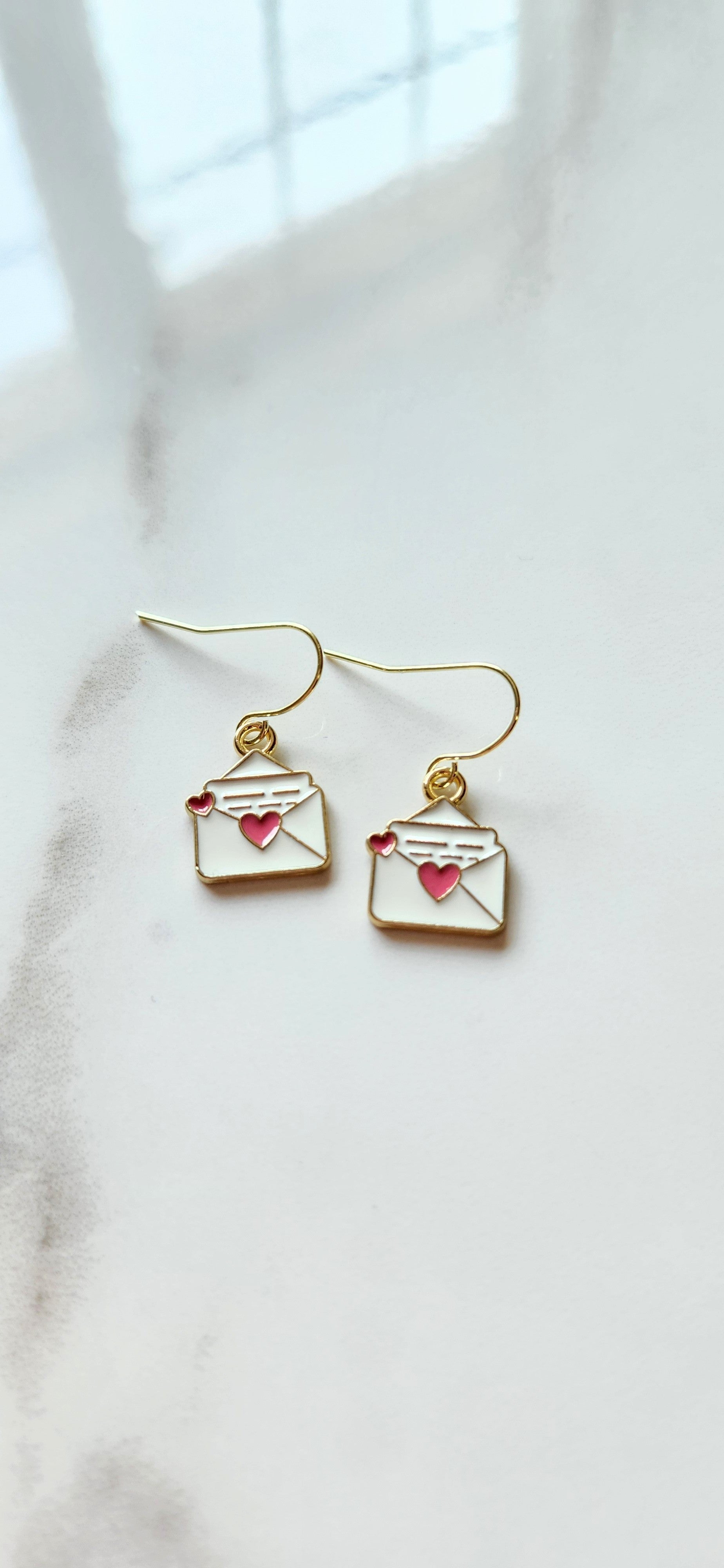 💌 Aretes “Carta de Amor” – Ternura, Mensaje y Conexión