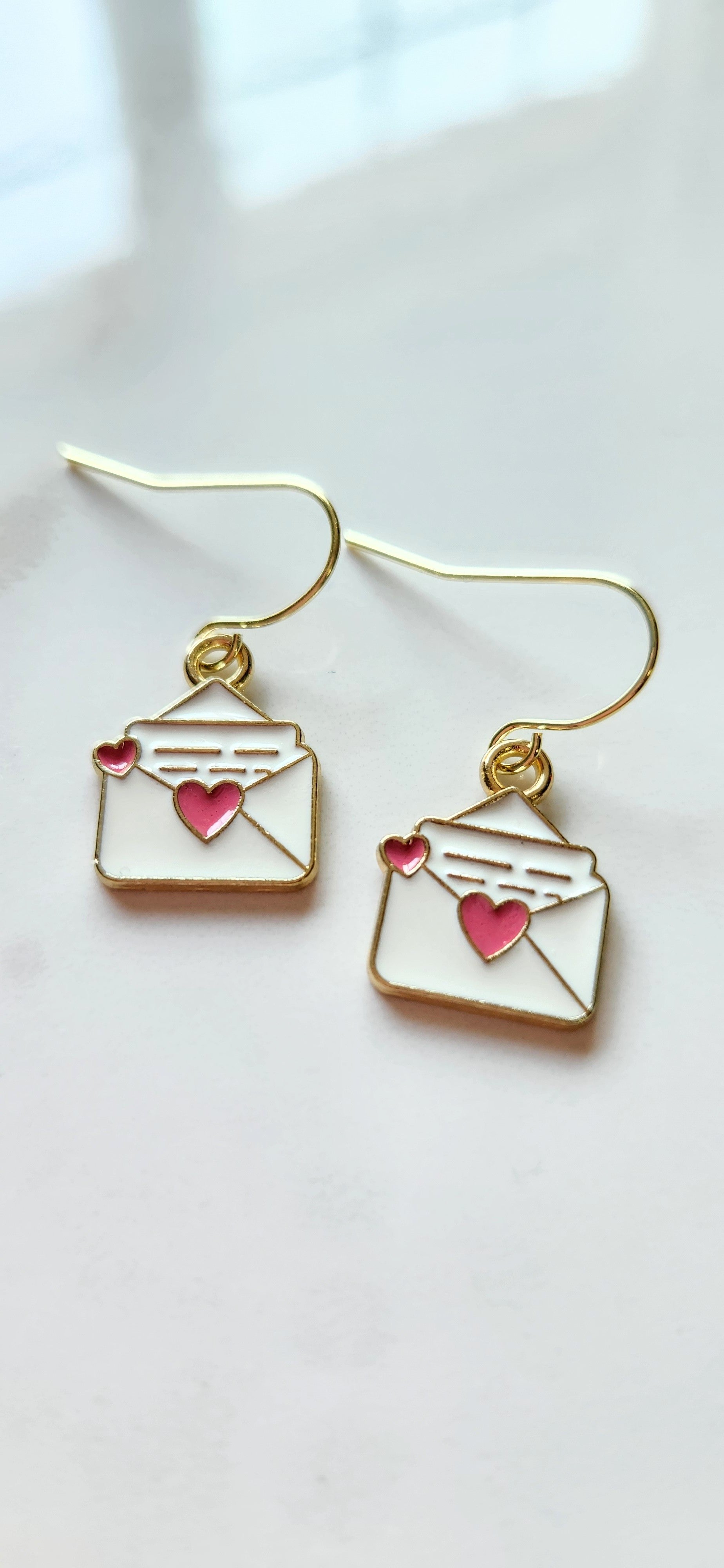 💌 Aretes “Carta de Amor” – Ternura, Mensaje y Conexión