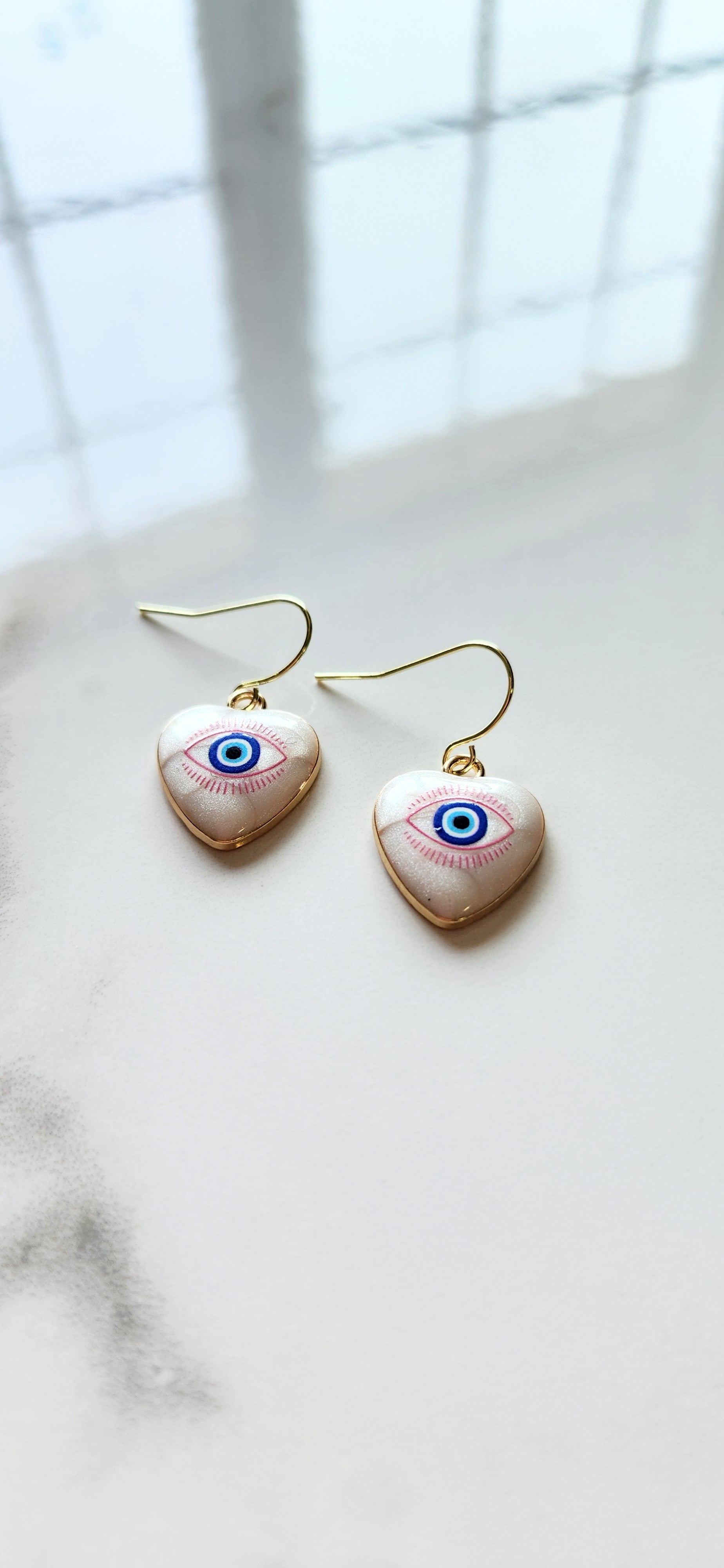 💙 Aretes Corazón con Ojo Azul Protector – Amor Propio, Intuición y Defensa Espiritual