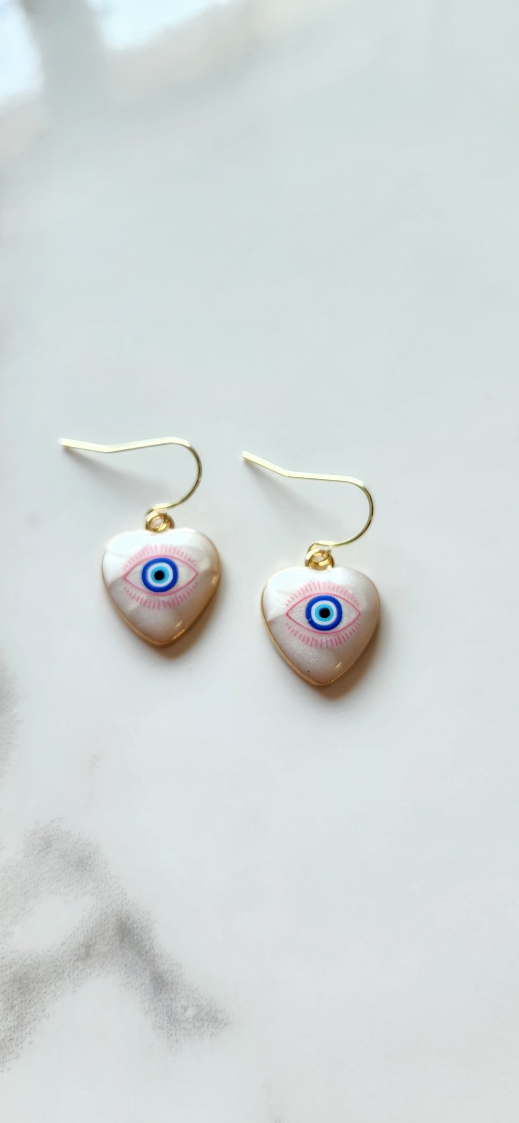 💙 Aretes Corazón con Ojo Azul Protector – Amor Propio, Intuición y Defensa Espiritual