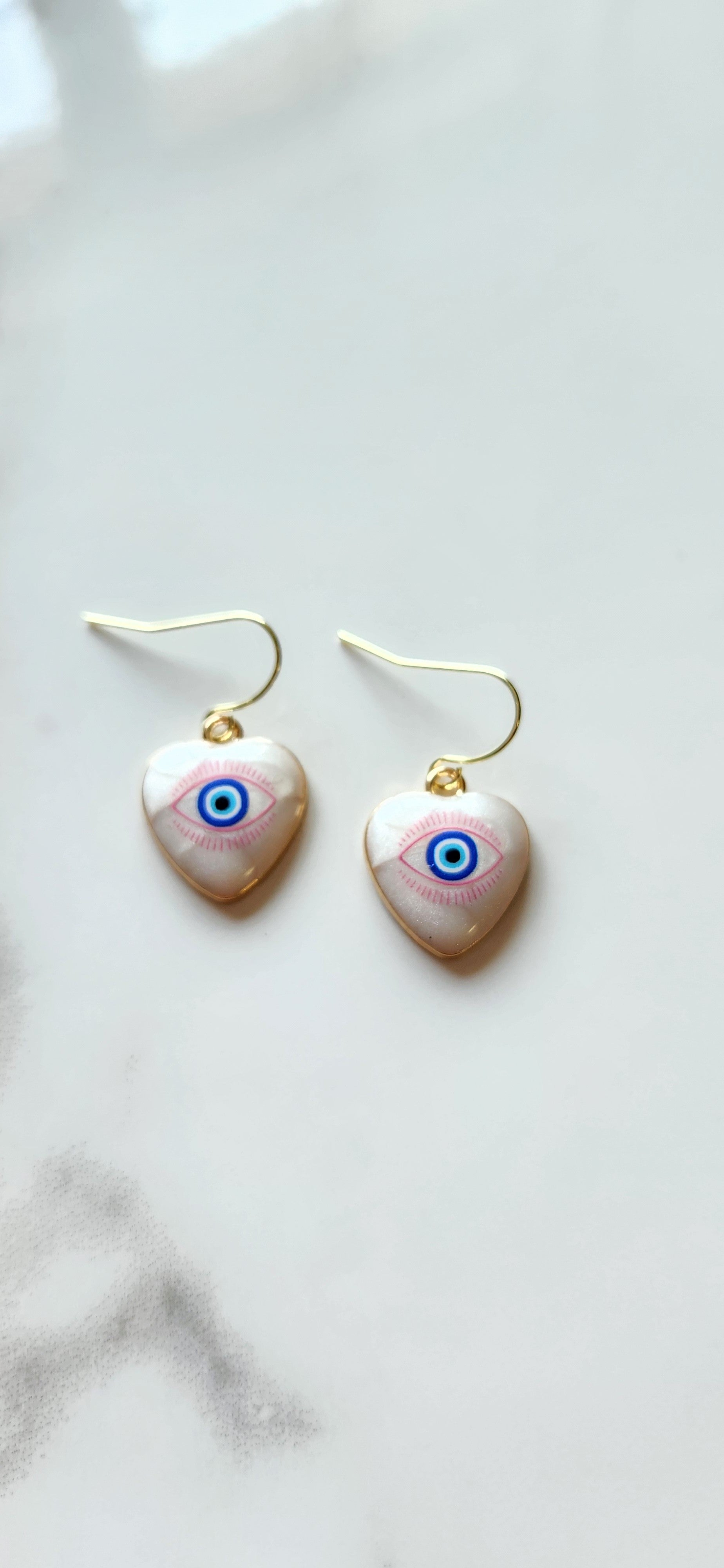 💙 Aretes Corazón con Ojo Azul Protector – Amor Propio, Intuición y Defensa Espiritual