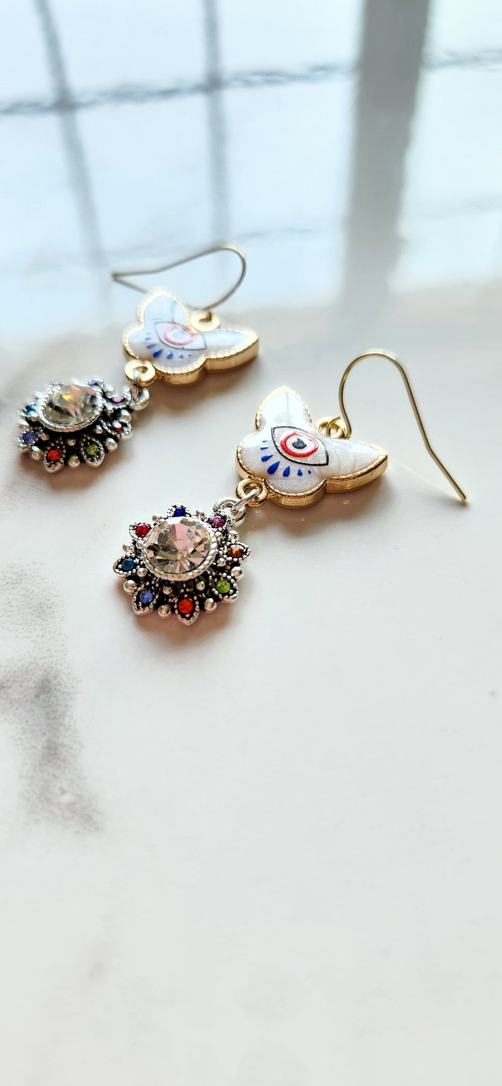 🦋 Aretes Mariposa con Ojo Protector y Cristal Multicolor – Libertad, Luz y Protección