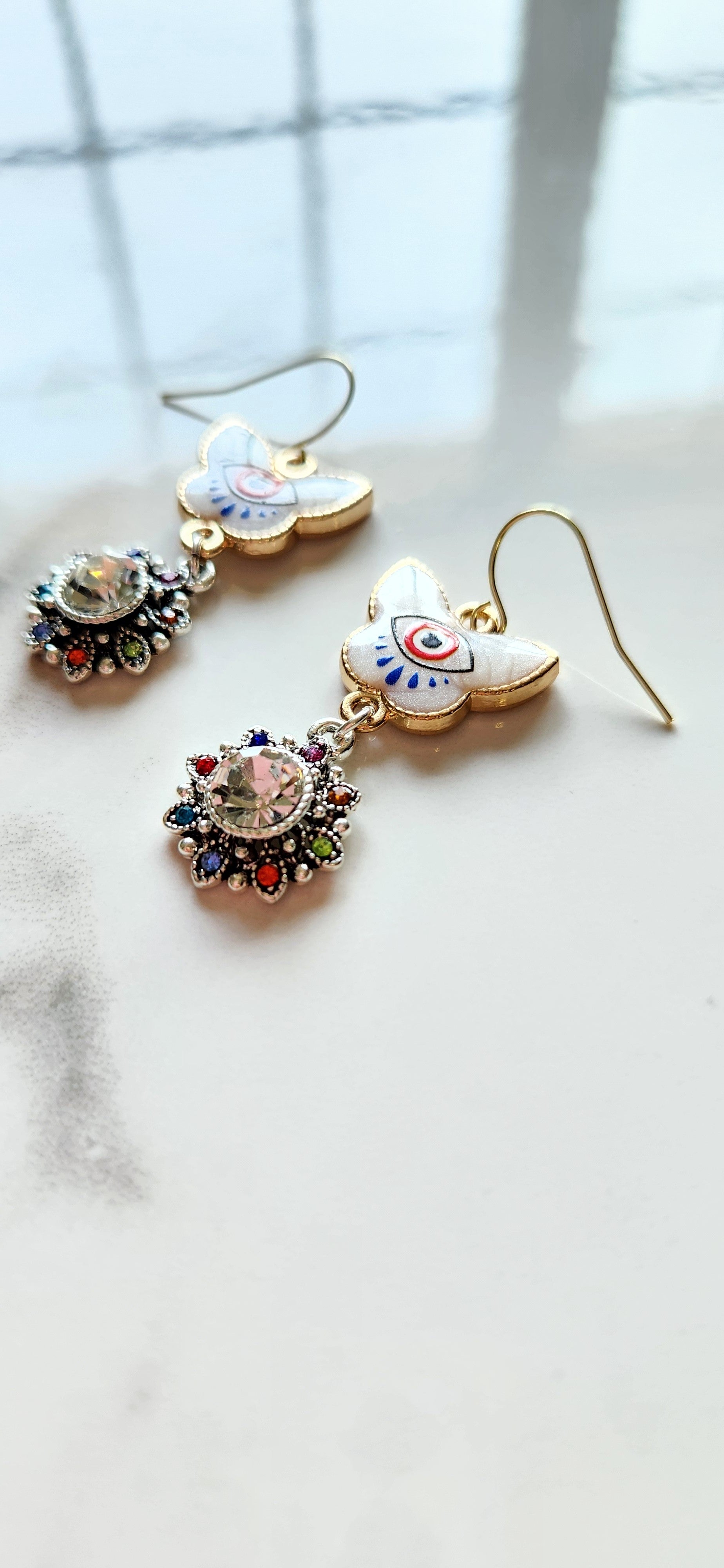 🦋 Aretes Mariposa con Ojo Protector y Cristal Multicolor – Libertad, Luz y Protección