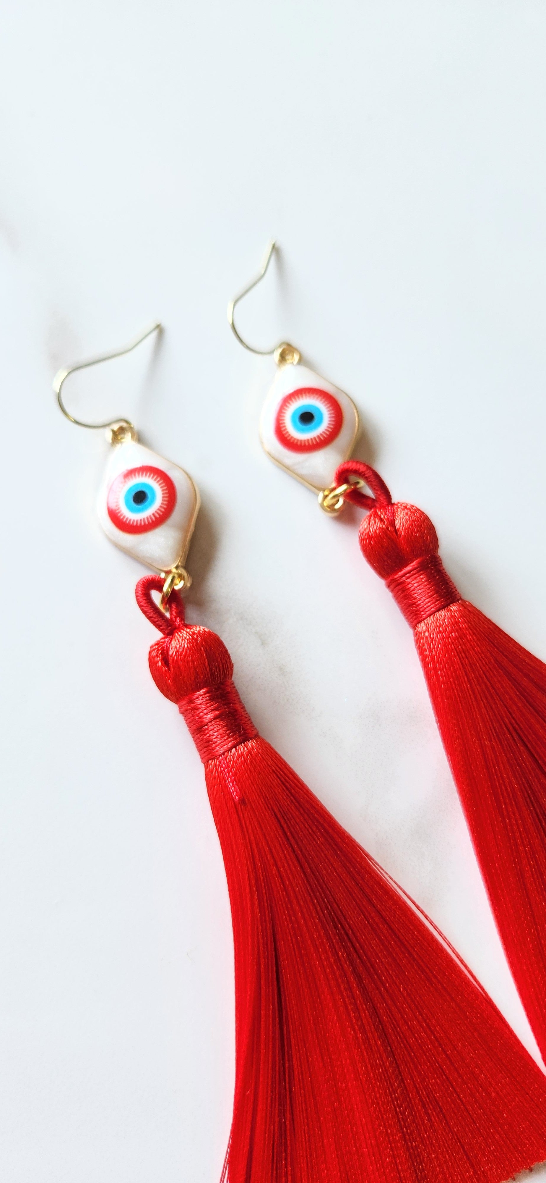 🔴 Aretes con Borlas Rojas y Ojo Azul Protector – Fuerza, Pasión y Protección