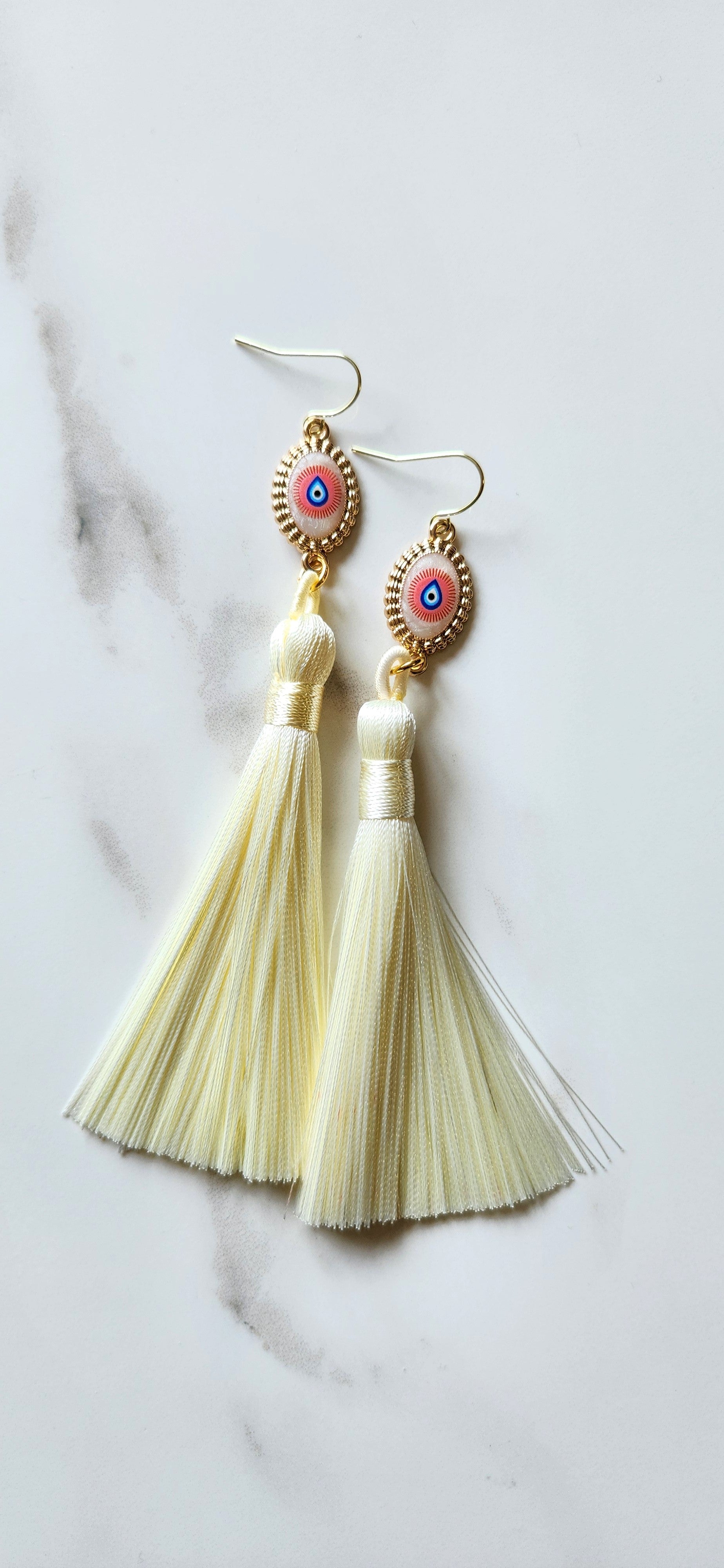 🧿 Aretes con Borlas y Ojo Protector – Luz, Elegancia y Energía Sutil