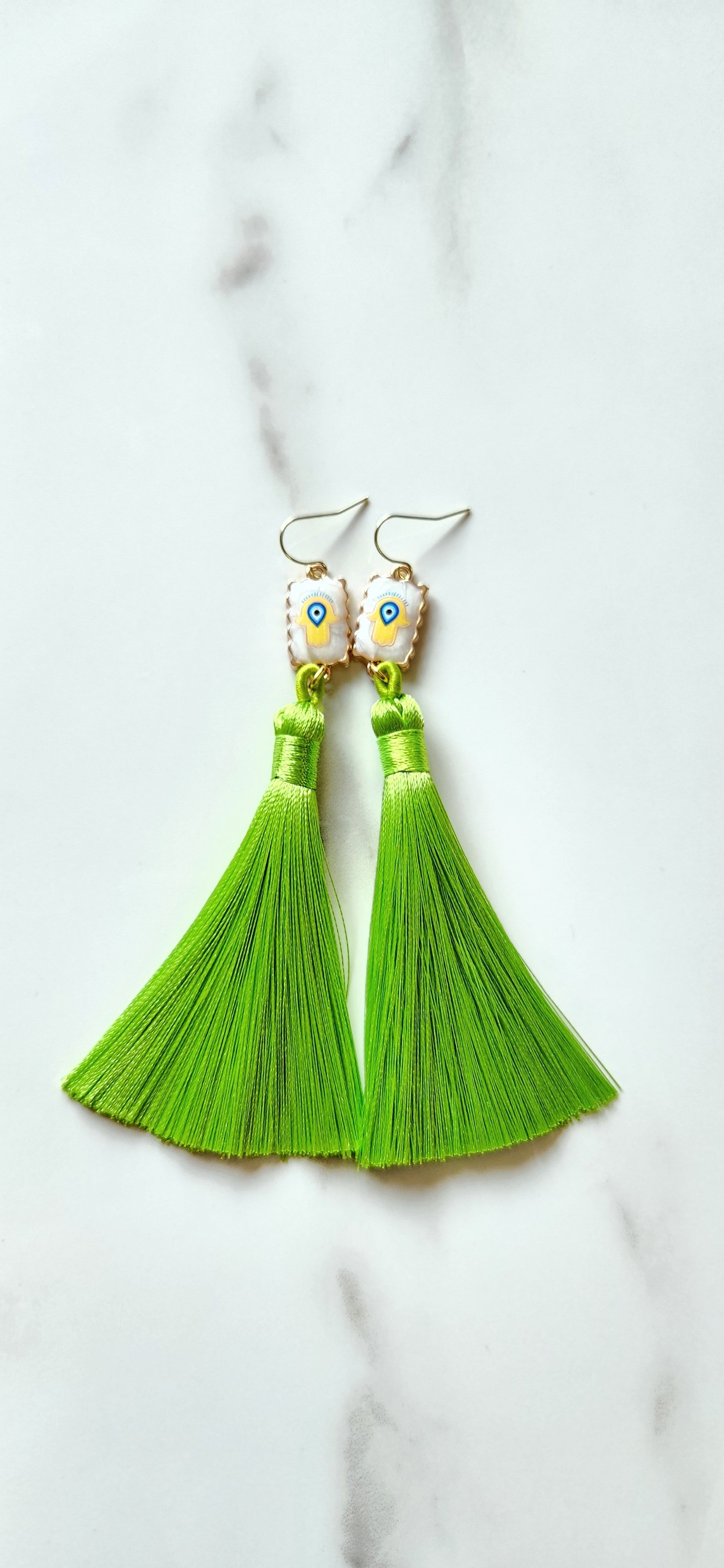 🧿 Aretes con Borlas Verdes y Símbolo de Hamsa – Protección y Alegría