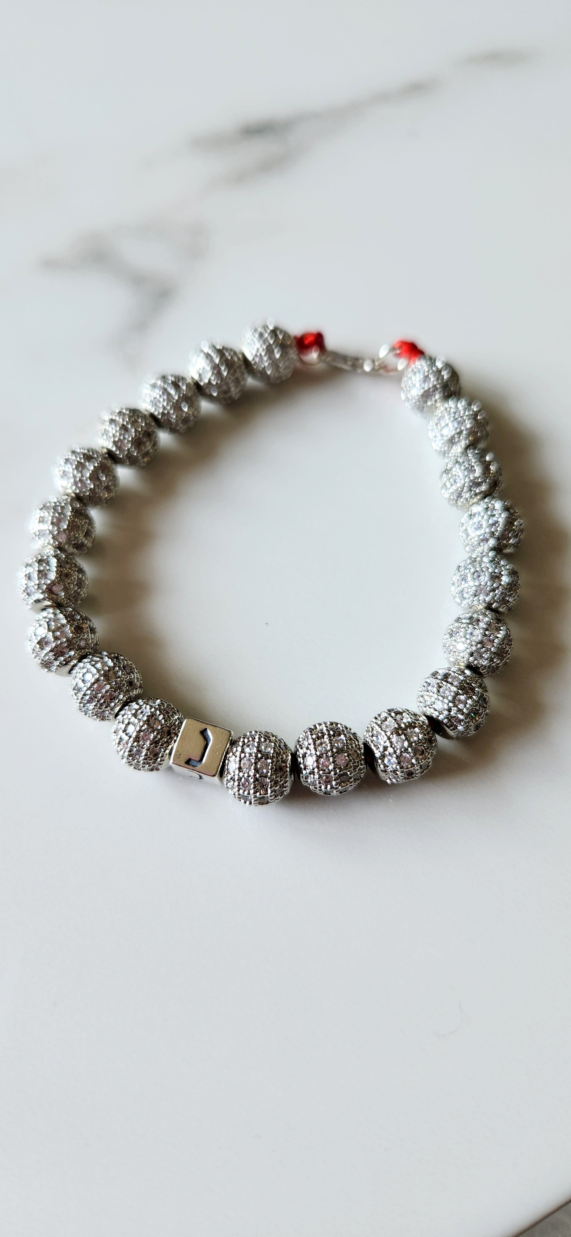 Pulsera de Cristales Plateados con Letra Hebrea "נ" (Nun)